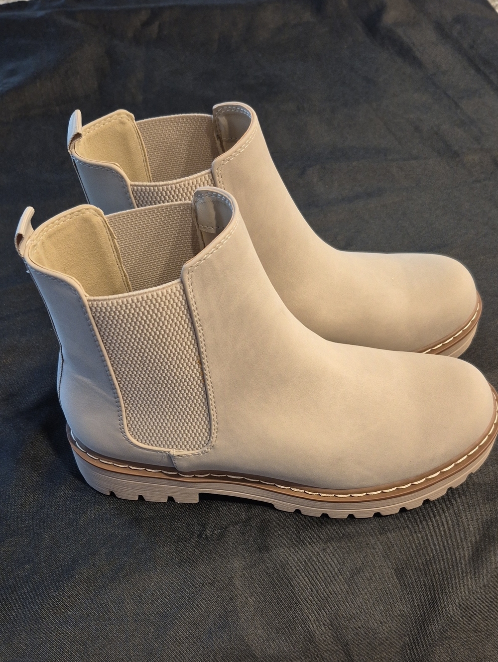 Soda Chukka Sueded Boots in Light Beige